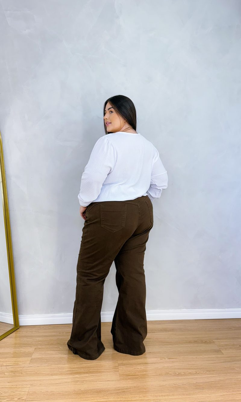 calça flare tabata marrom plus size