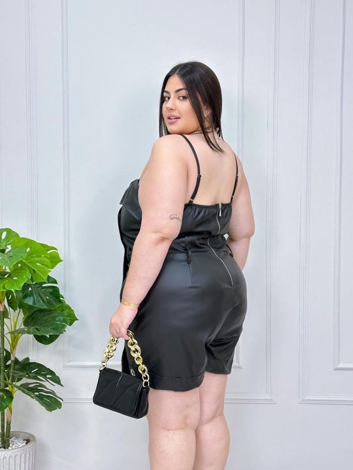 macaquinho yuna preto plus size macaquinho yuna preto plus size