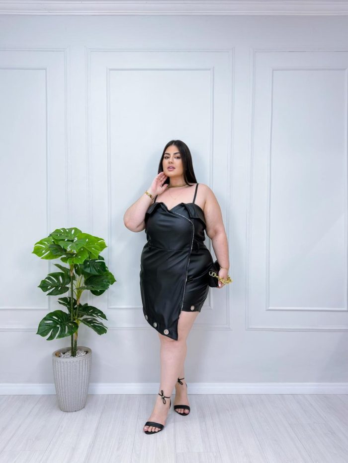 macaquinho yuna preto plus size macaquinho yuna preto plus size