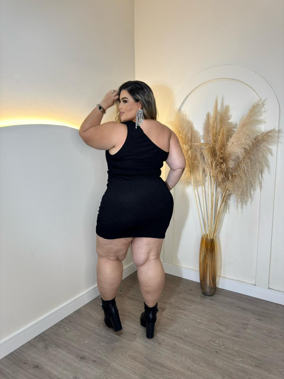 vestido jasmyne preto plus size 1977 vestido jasmyne preto plus size 1977