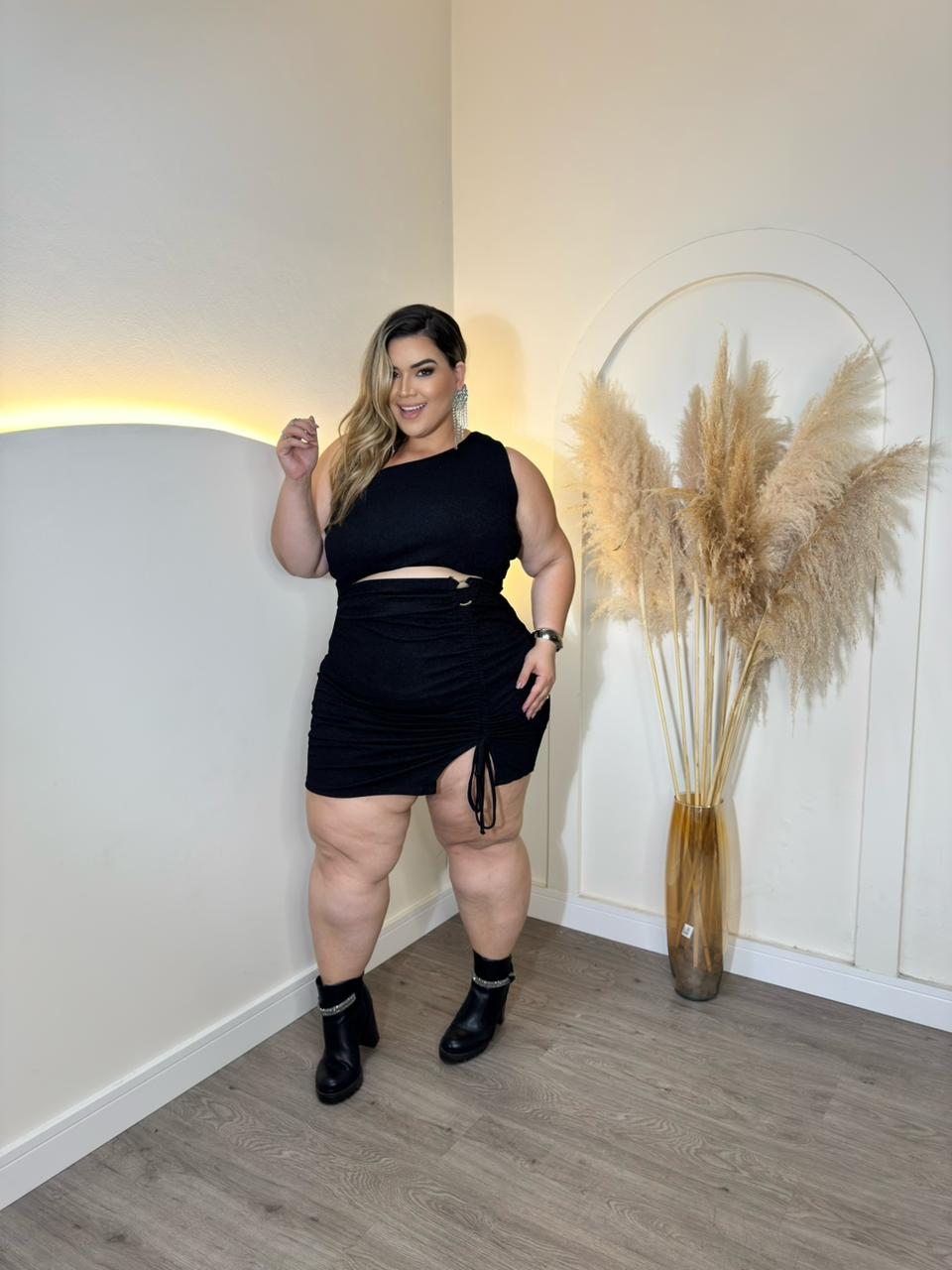 vestido jasmyne preto plus size 1977