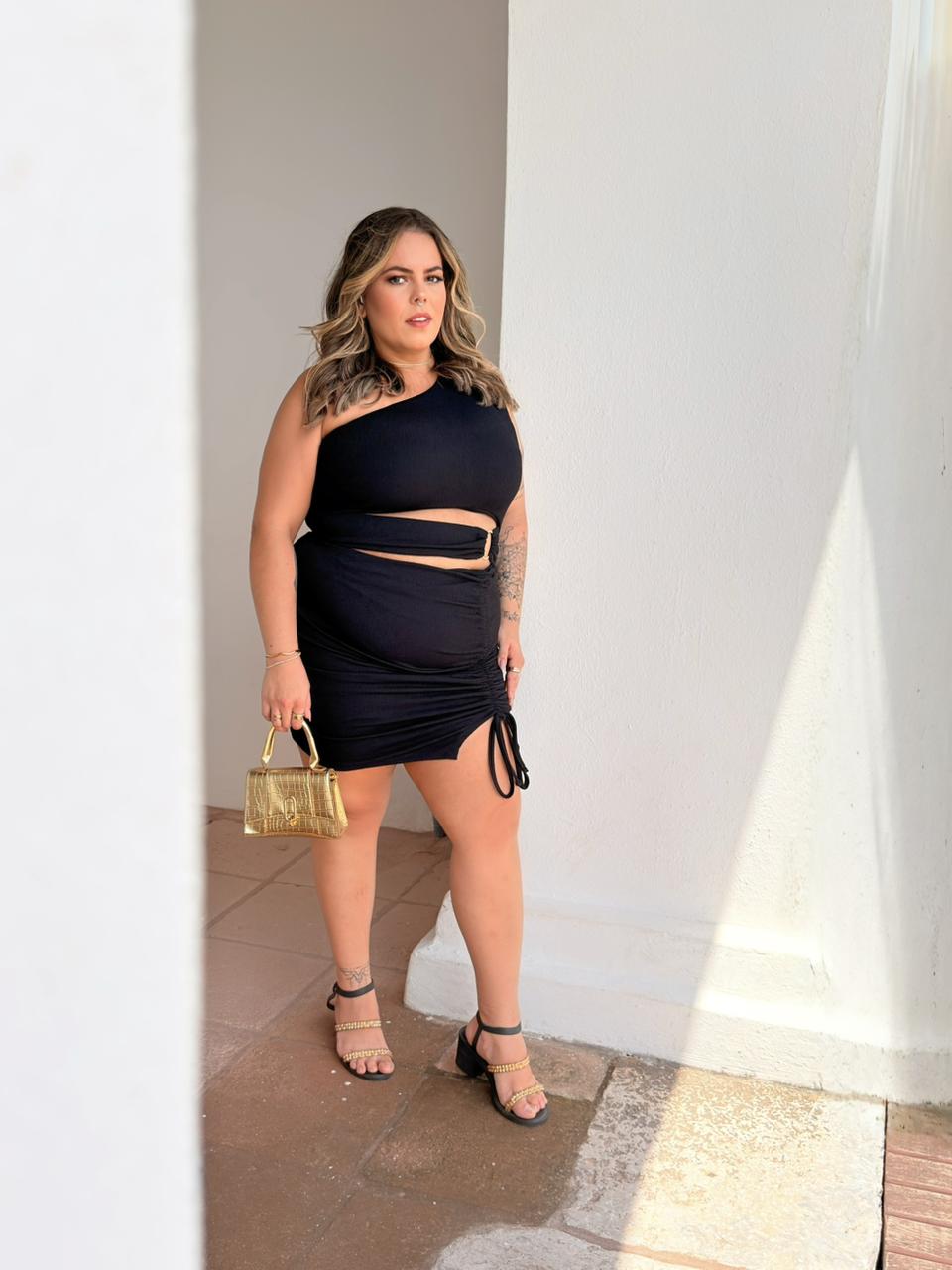 vestido jasmyne preto plus size 1977 vestido jasmyne preto plus size 1977